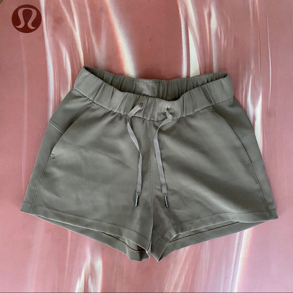 Lululemon On the Fly Commuter Shorts 2.5” Size 4